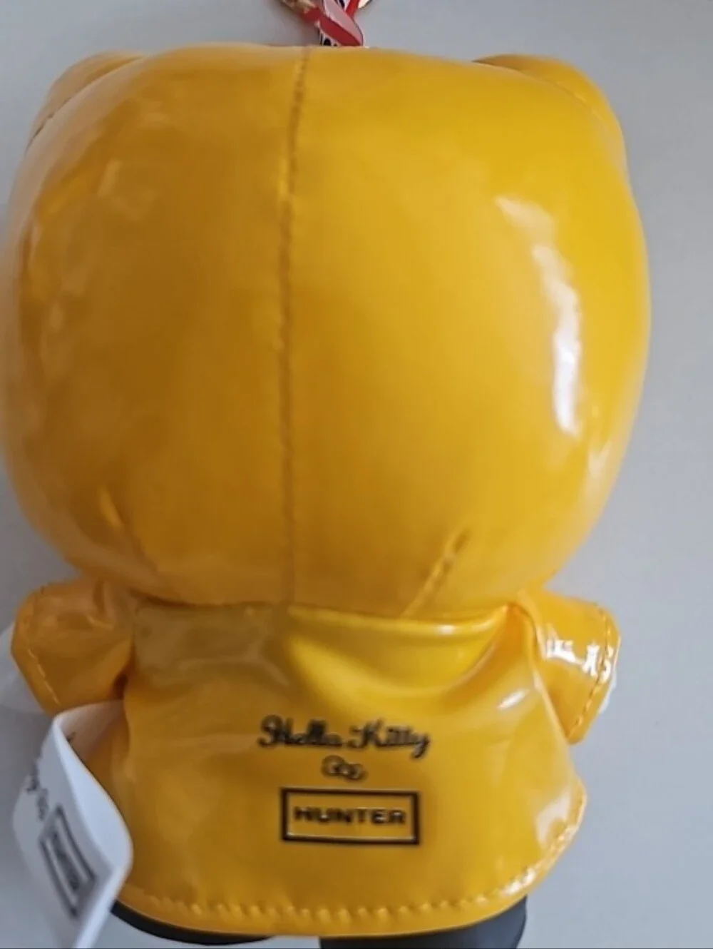 Nwt Hunter Yellow Raincoat Hello Kitty Plush with Red Bow Keychain - Picture 8 of 9